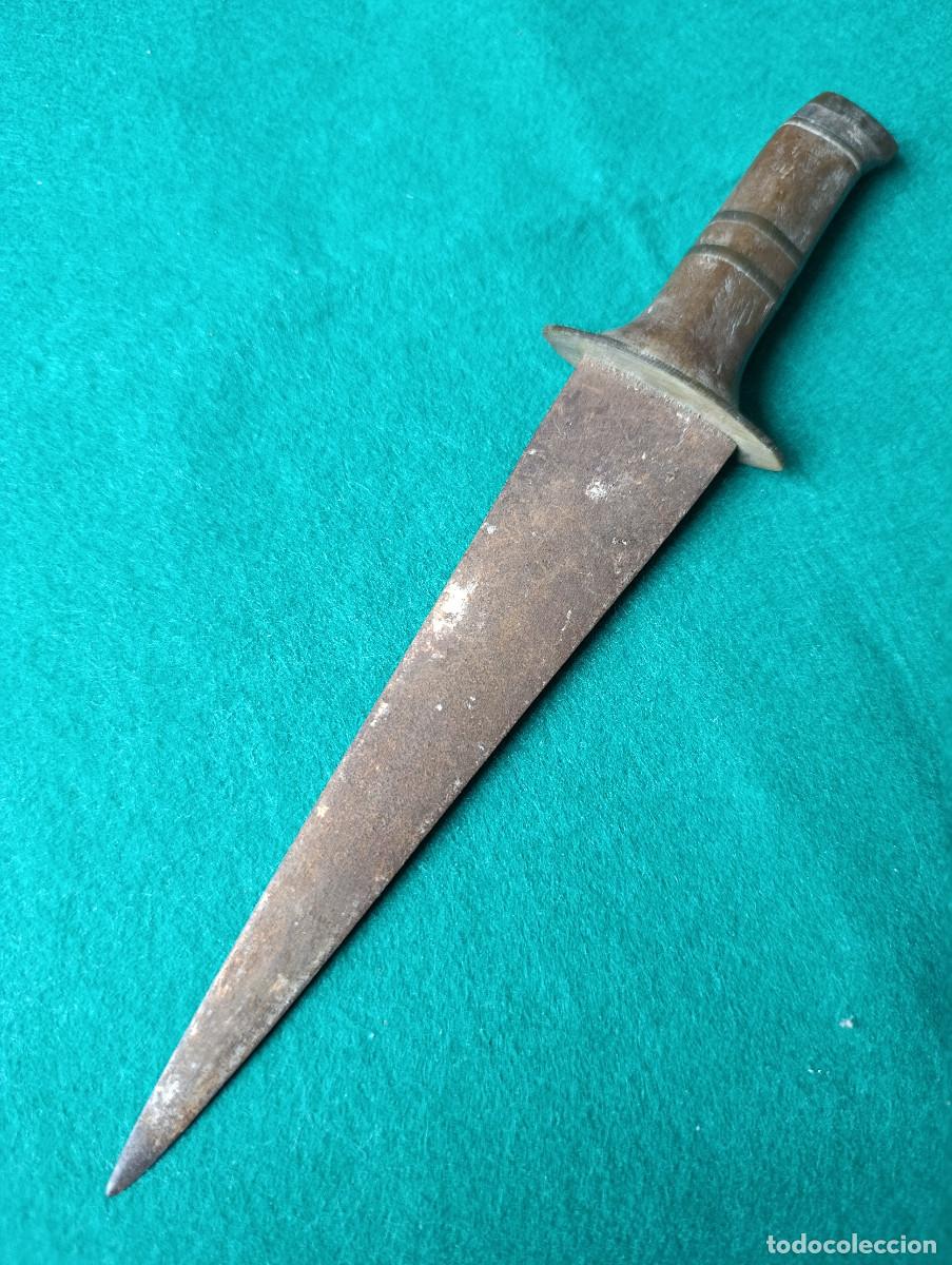 Militaria: Daga / Pu&ntilde;al Antiguo Militar - Empu&ntilde;adura Integramente en Lat&oacute;n con Hoja de Doble Filo