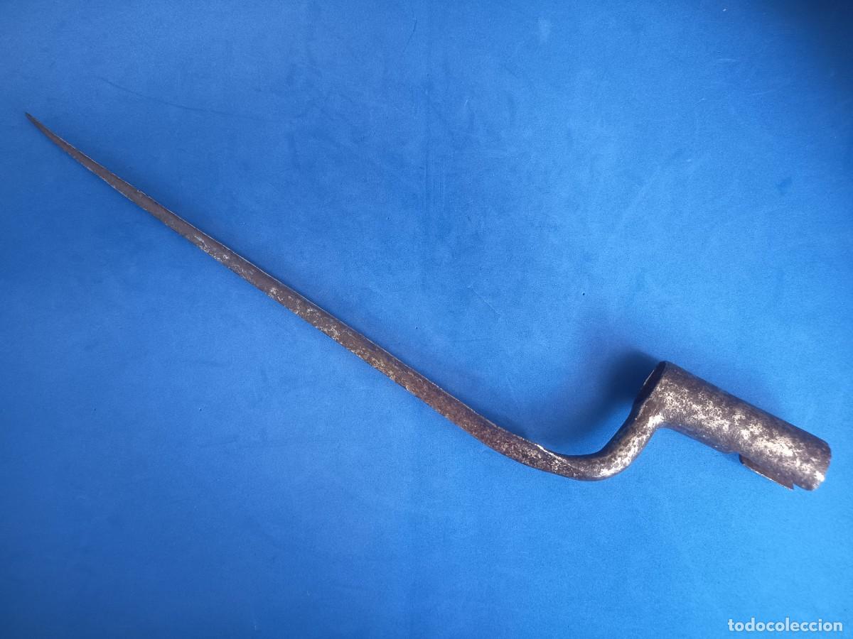Militaria: Bayoneta antigua de cubo