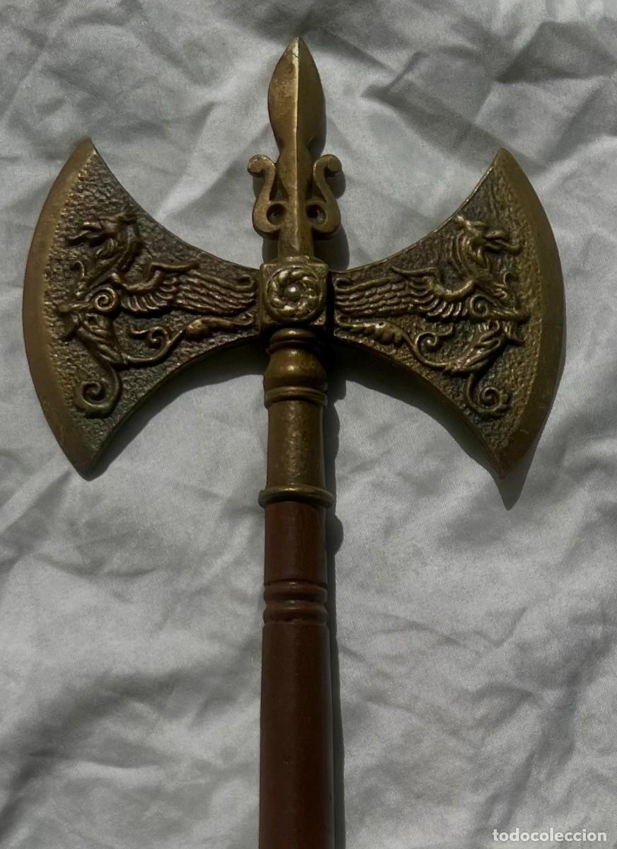 Militaria: Hacha Doble Filo Lat&oacute;n y Madera