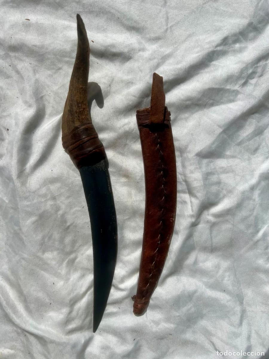 Militaria: Cuchillo curvo con vaina de cuero