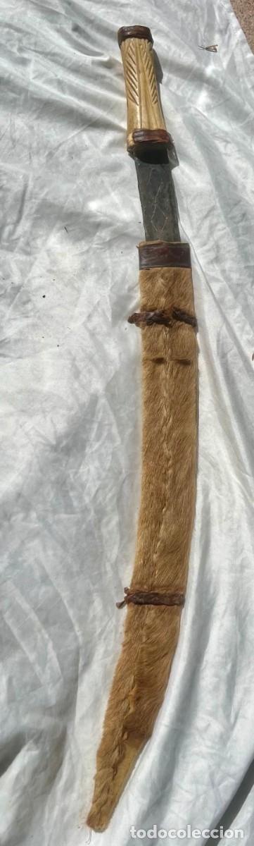 Militaria: Espada africana vaina de piel de cabra