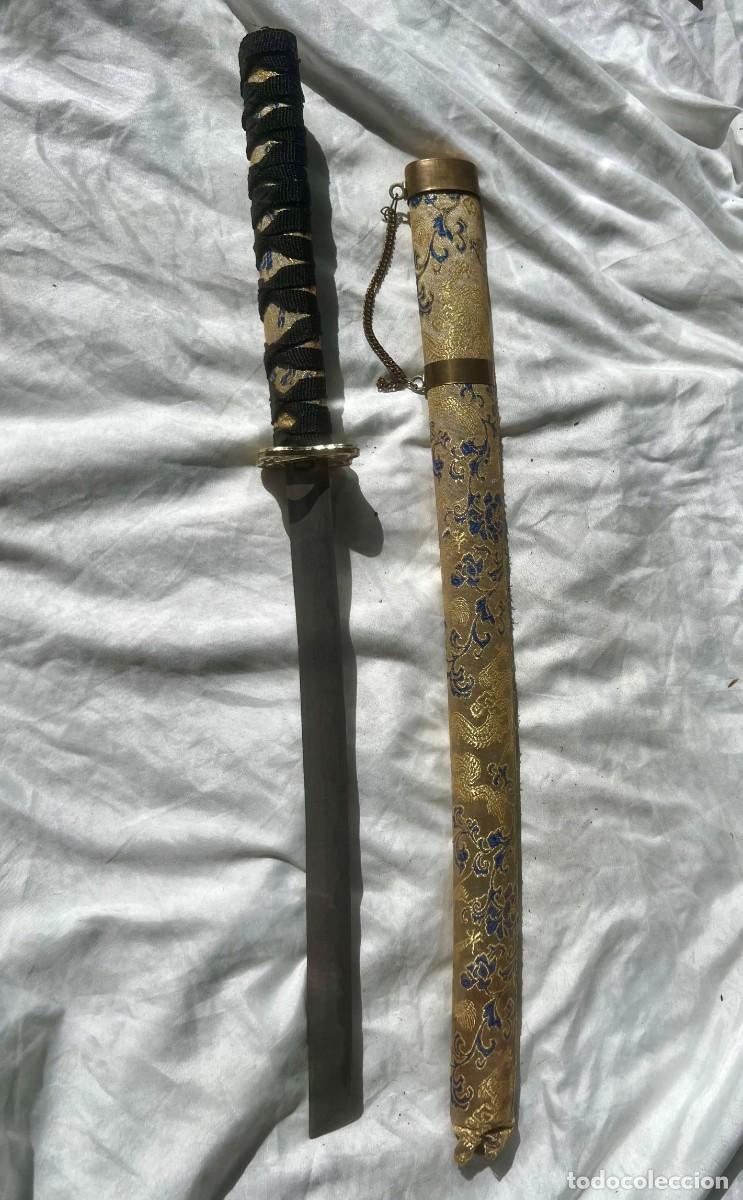 Militaria: Katana japonesa con motivos florales y dragones