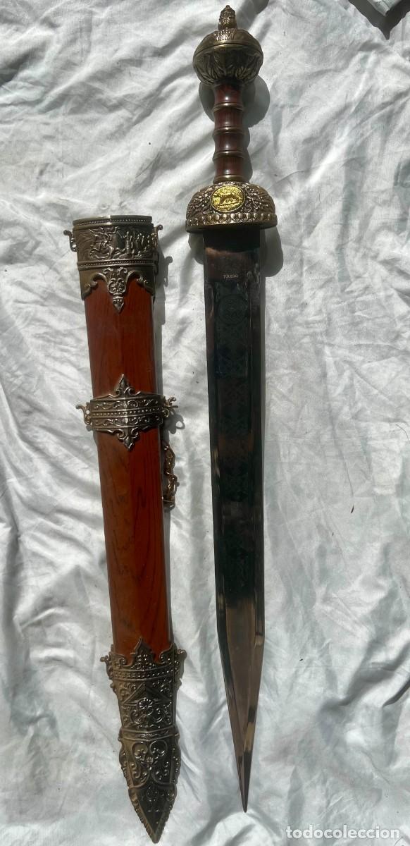 Militaria: Gladius romano de las legiones con medall&oacute;n de R&oacute;mulo y Remo