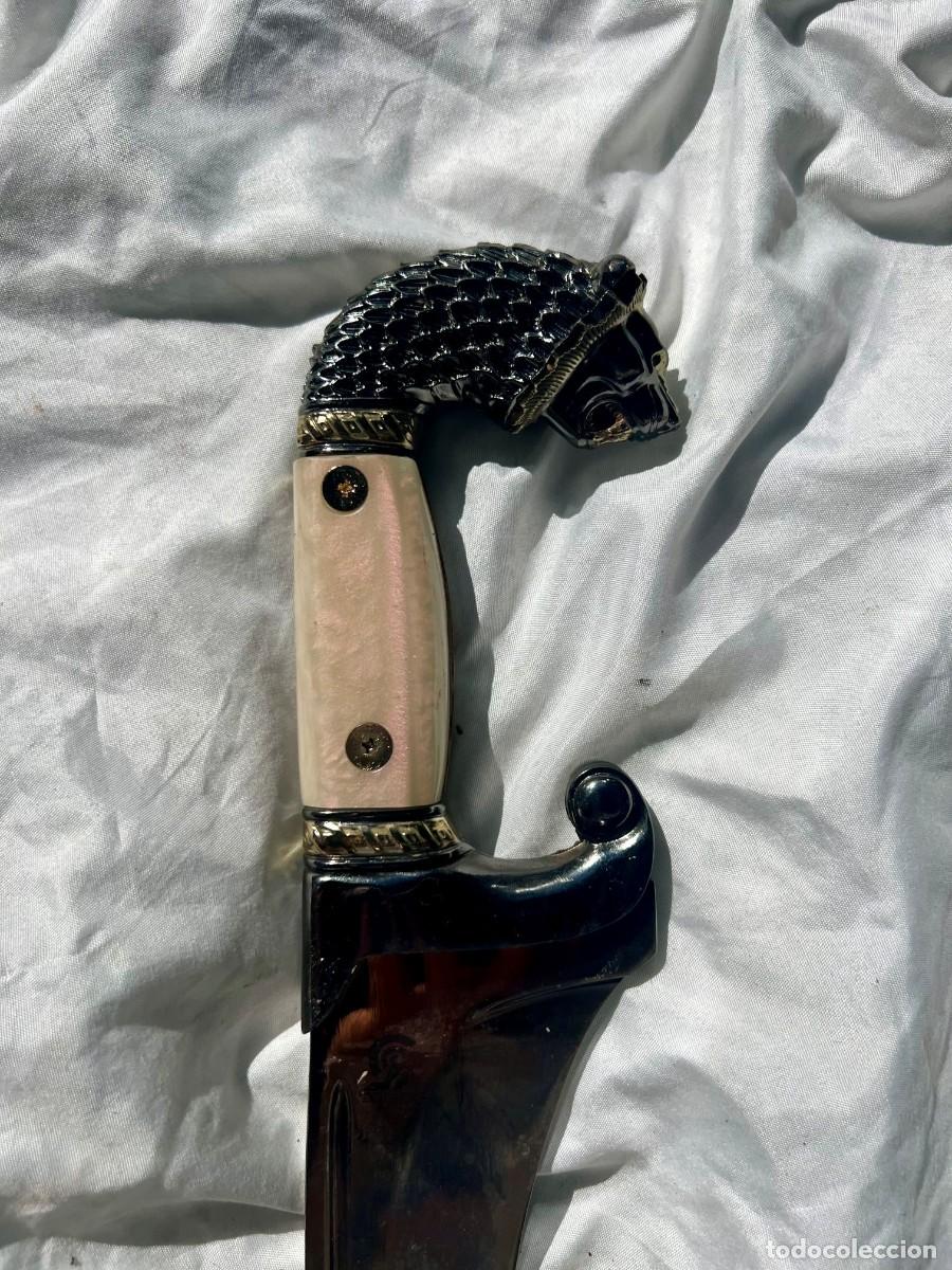 Militaria: Falcata de Alejandro Magno - empu&ntilde;adura cabeza de le&oacute;n