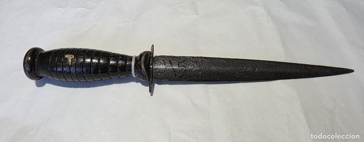 Militaria: Cuchillo antiguo de 37 cm de longitud total