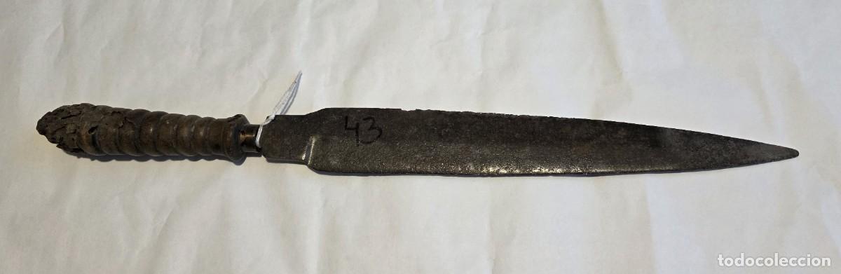 Militaria: Cuchillo antiguo de 34 cm de longitud total
