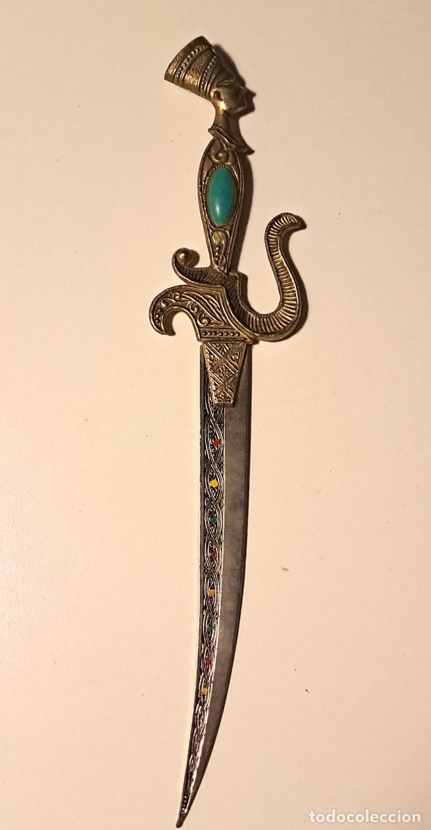 Militaria: ABRECARTAS EN FORMA DE DAGA DECORATIVA BUSTO DE FARAON (27,5 cm)