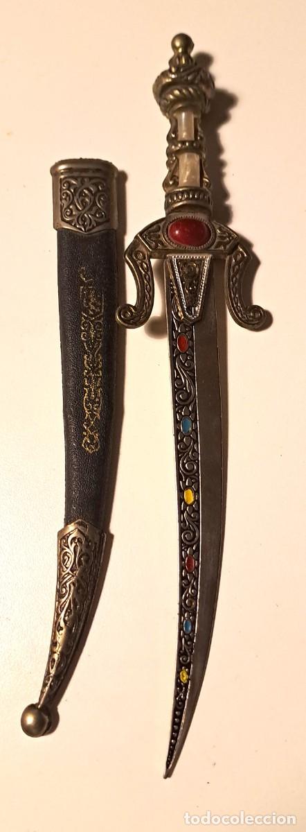 Militaria: ABRECARTAS EN FORMA DE DAGA DECORATIVA DE ESTILO ARABE CON FUNDA (28 cm)
