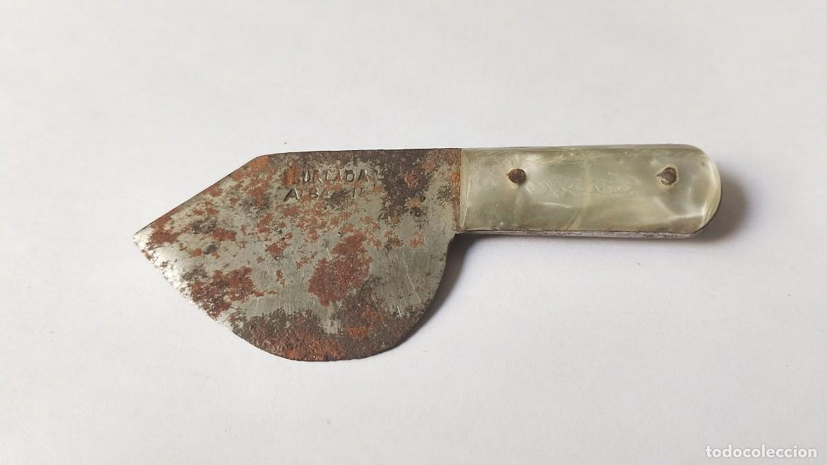 Militaria: Navaja o cuchillo antiguo peque&ntilde;o. De castrar. Marcaje Igualada Albacete.