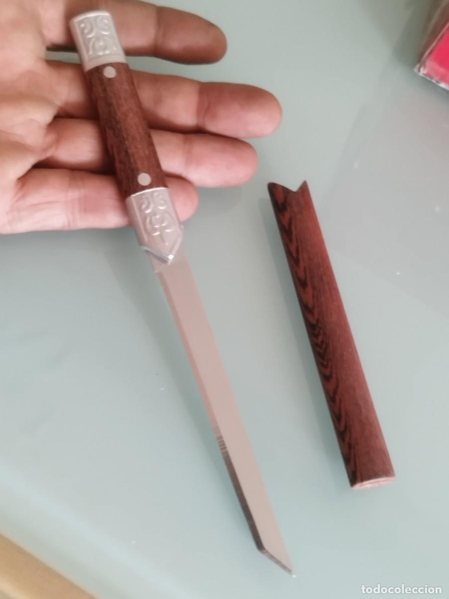 Militaria: Mini cuchillo port&aacute;til con hoja de estilo tanto japon&eacute;s. De pl&aacute;stico.