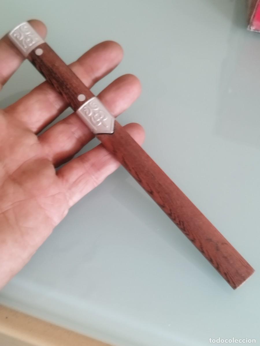 Militaria: Mini cuchillo port&aacute;til con hoja de estilo tanto japon&eacute;s. De pl&aacute;stico.