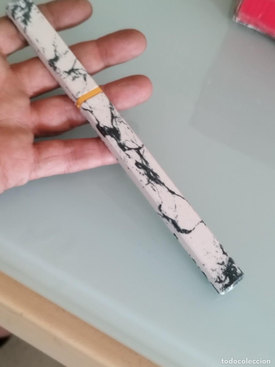 Militaria: Mini cuchillo port&aacute;til con hoja de estilo tanto japon&eacute;s. De pl&aacute;stico. Dise&ntilde;o de m&aacute;rmol.