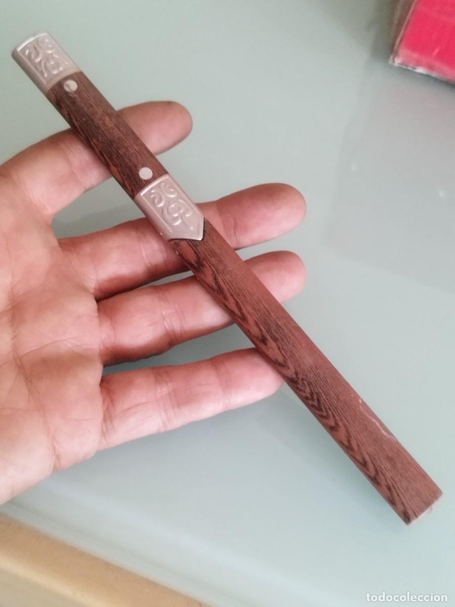 Militaria: Mini cuchillo port&aacute;til con hoja de estilo tanto japon&eacute;s. De pl&aacute;stico.