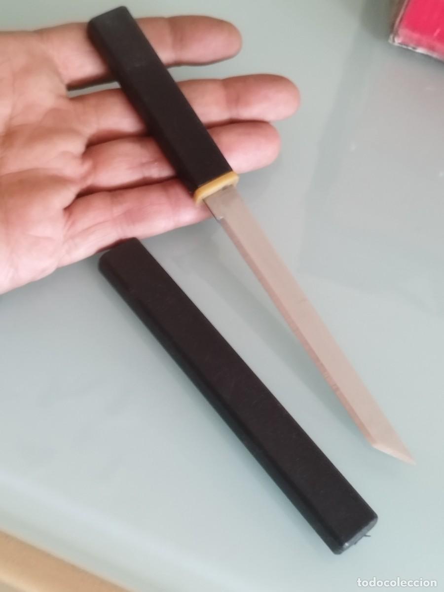 Militaria: Mini cuchillo port&aacute;til con hoja de estilo tanto japon&eacute;s. De pl&aacute;stico.