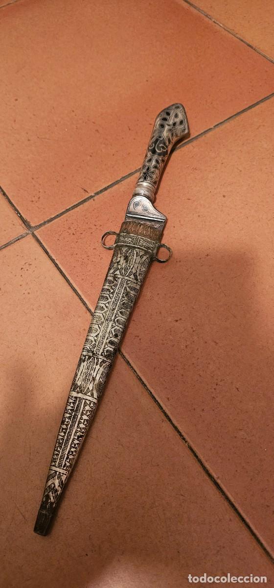 Militaria: Precioso cuchillo indopersa plata nivelada y vaina africana muy trabajada