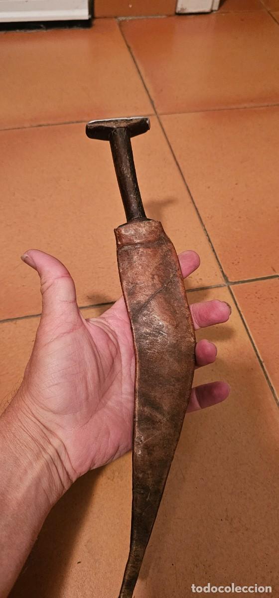Militaria: Precioso cuchillo indopersa plata nivelada y vaina africana muy trabajada