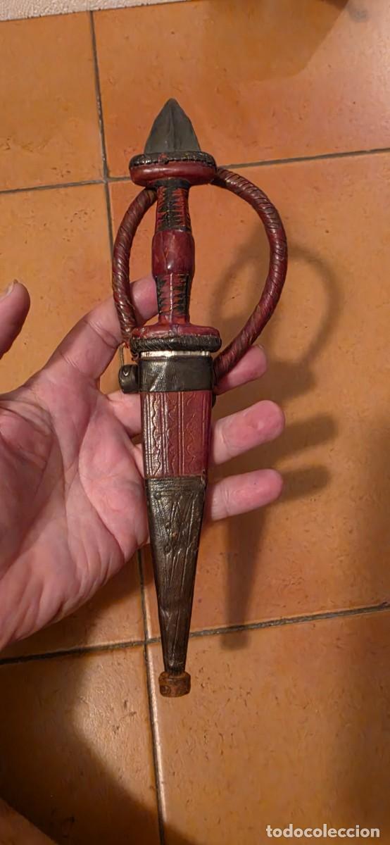 Militaria: Preciosa daga de brazo nuba muy solida