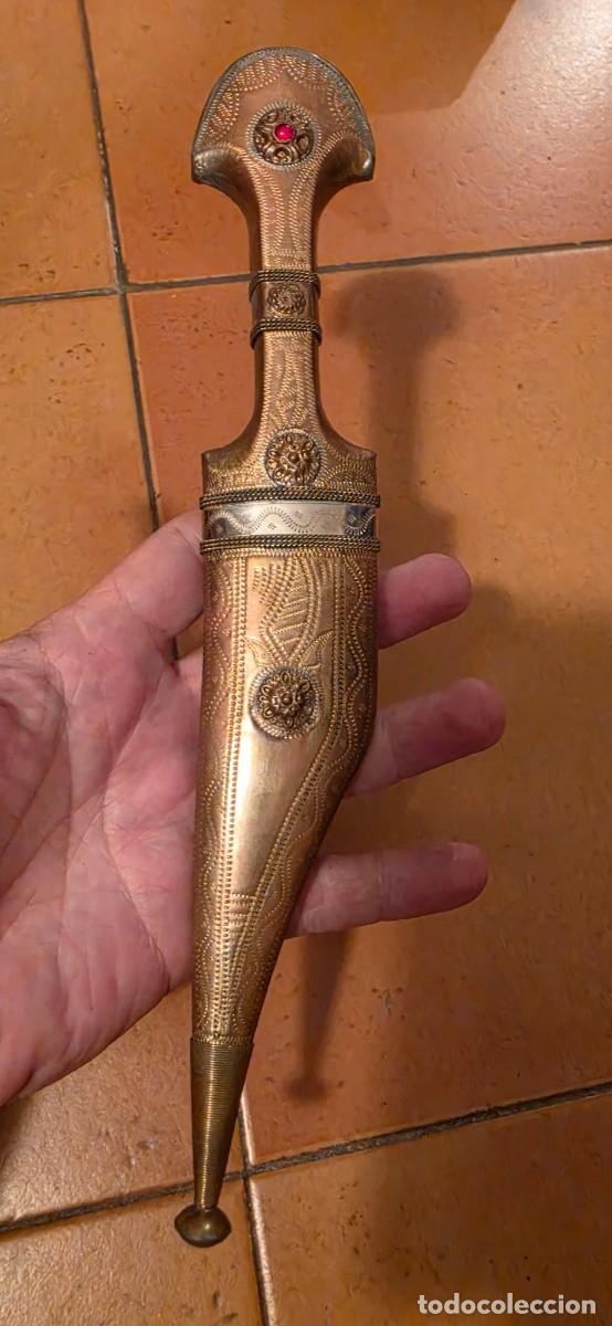 Militaria: Preciosa daga jordaba shibrilla grabada y firmada en hoja