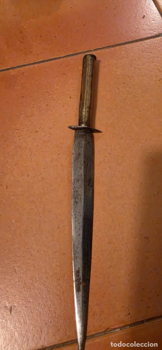 Militaria: Antigua daga espa&ntilde;ola grabada siglo XIX