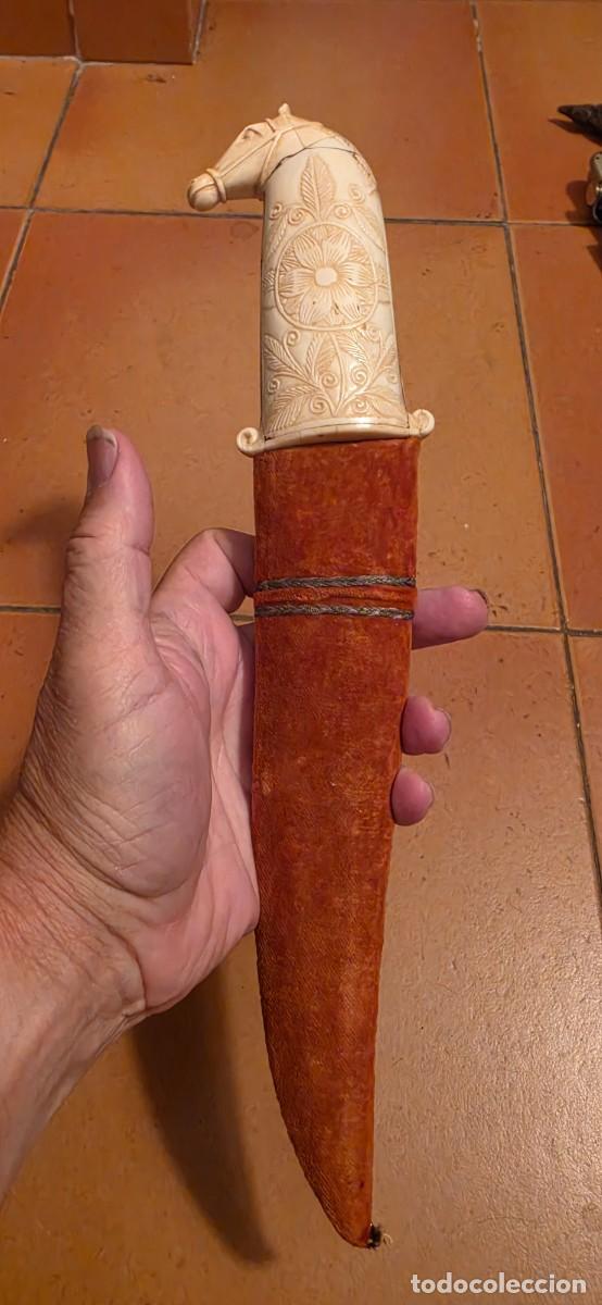 Militaria: Espectacular gran cuchillo indopersa talla cabeza caballo en hueso o similar