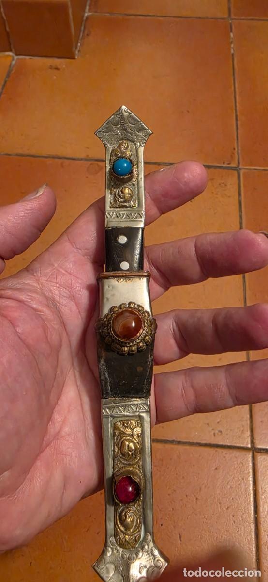 Militaria: Precioso cuchillo antiguo Tibet o Butan con piedras y grabado