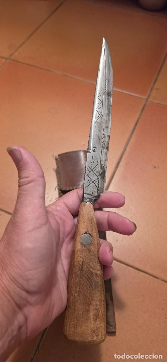 Militaria: Muy antiguo cuchillo africsno grabada hoja