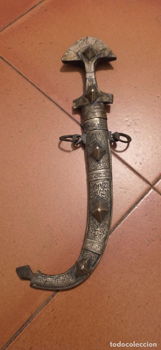Militaria: Muy antigua gumia norte africa trabajada y muescas en la hoja