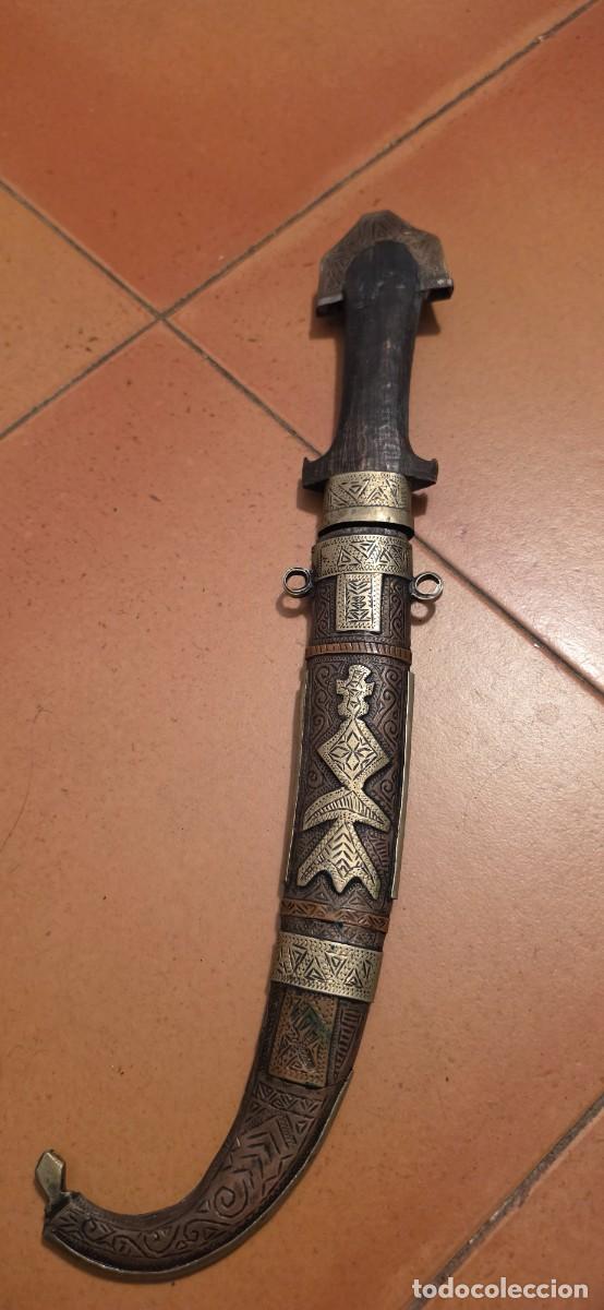 Militaria: Muy antigua gumia norte africa trabajada y hoja recta