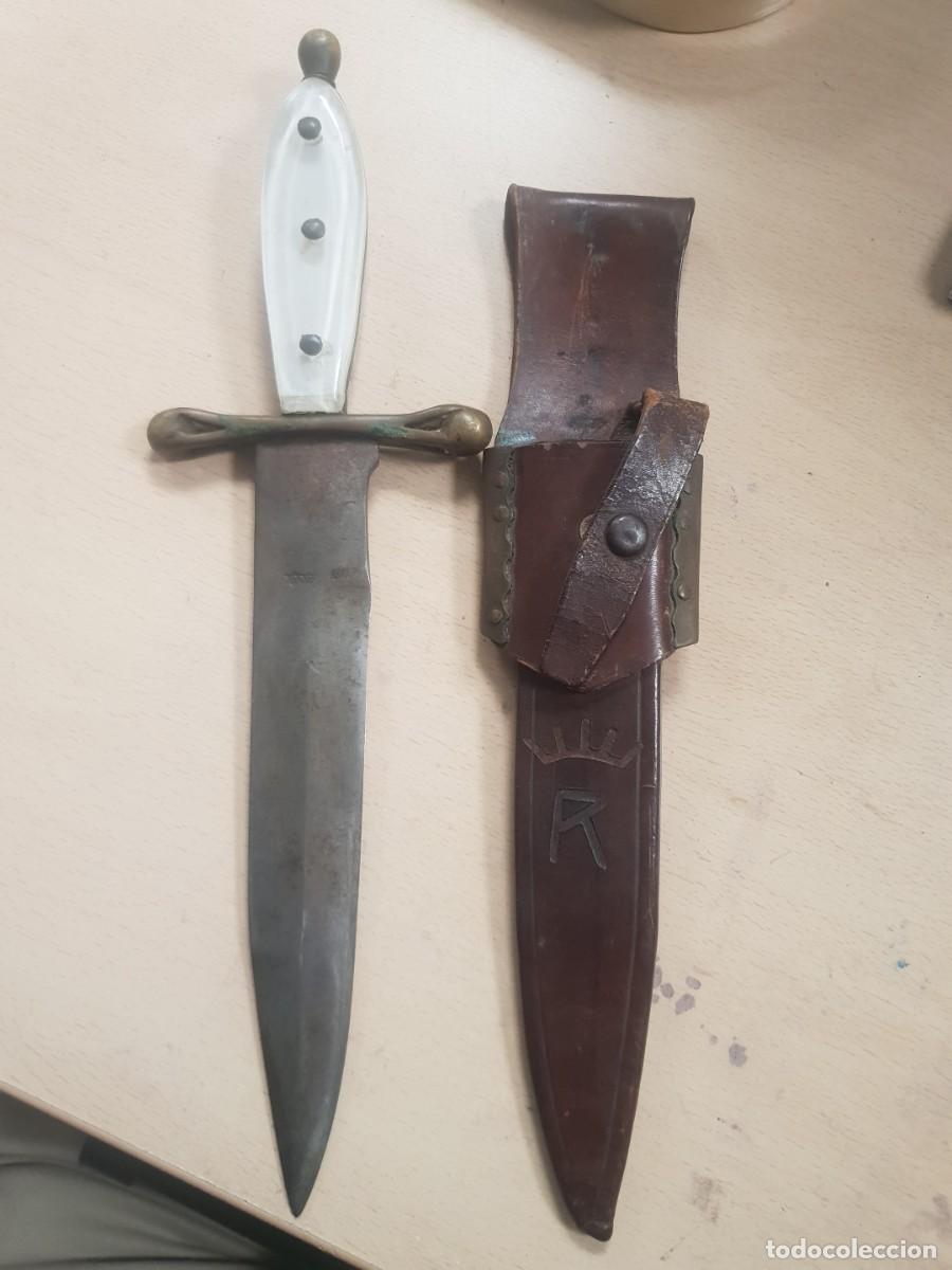 Militaria: Cuchillo o daga antiguo con R coronada y marcajes