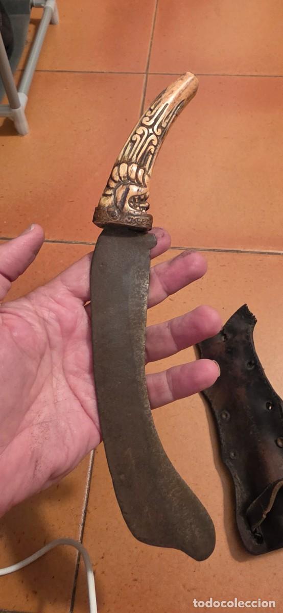 Militaria: Muy antiguo cuchillo malayo mango hueso trabajado y hoja curva