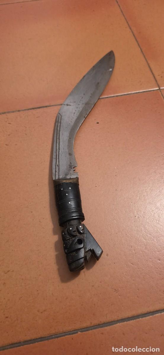 Militaria: Muy antiguo kukri con mango tallado y hoja afilada
