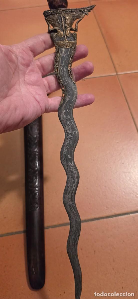 Militaria: Gran kris madera antiguo hoja ondulada muy trabajada