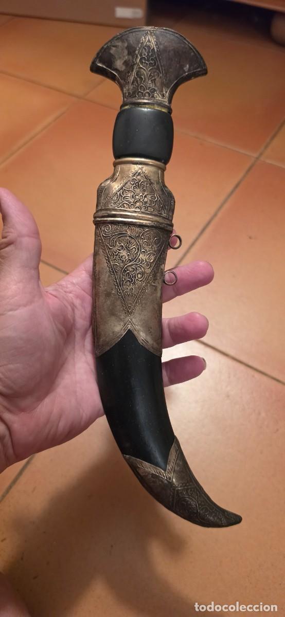 Militaria: Preciosa y antigua gumia plata, cuerno