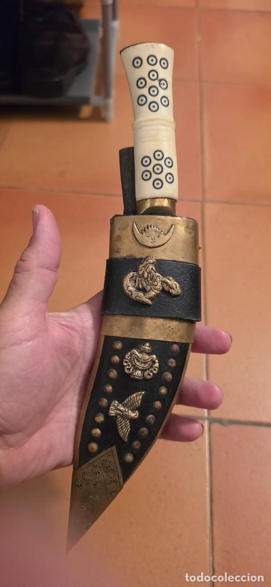 Militaria: Precioso kukri antiguo hueso o similar con hoja grabada