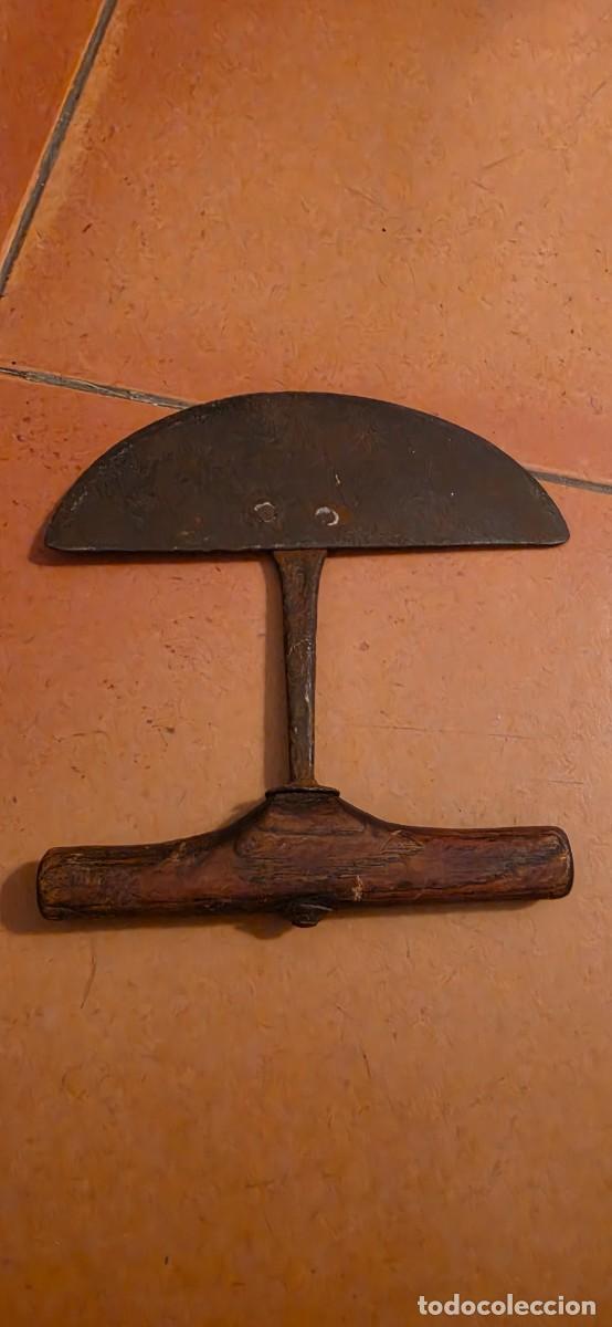 Militaria: Muy antiguo cortador de forja
