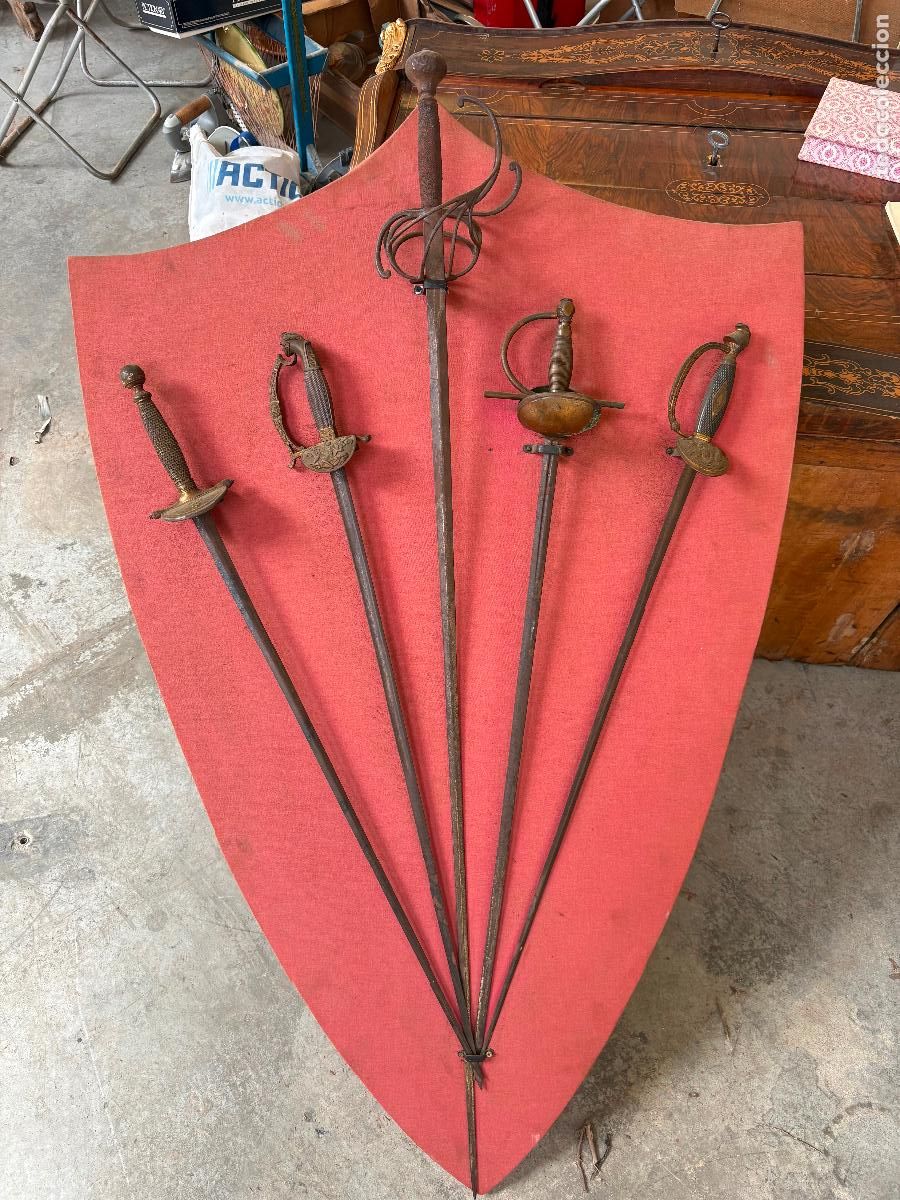 Militaria: Panoplia antigua con 5 espadas y sables, guarniciones de bronce, siglos XVIII-XIX
