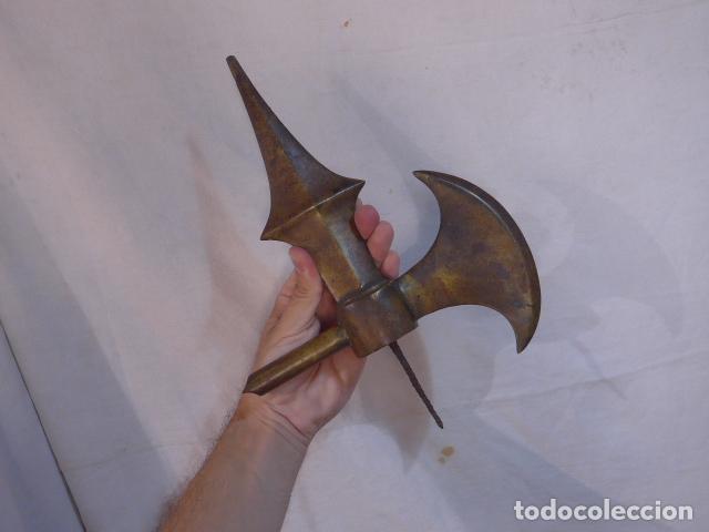 Militaria: Antigua gran moharra para bandera o alabarda de bronce a identificar, siglo XVIII o XIX, original.