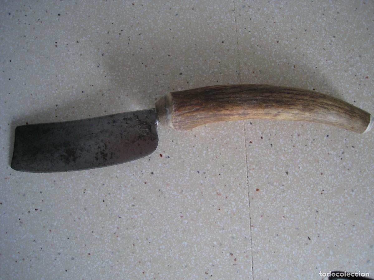 Militaria: Antiguo y extra&ntilde;o cuchillo hecho de herrero y con mango de asta de ciervo proviene de colecci&oacute;n part