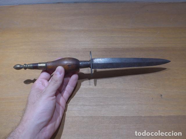 Militaria: Antiguo cuchillo o bayoneta de taco espa&ntilde;ol, original del siglo XIX.