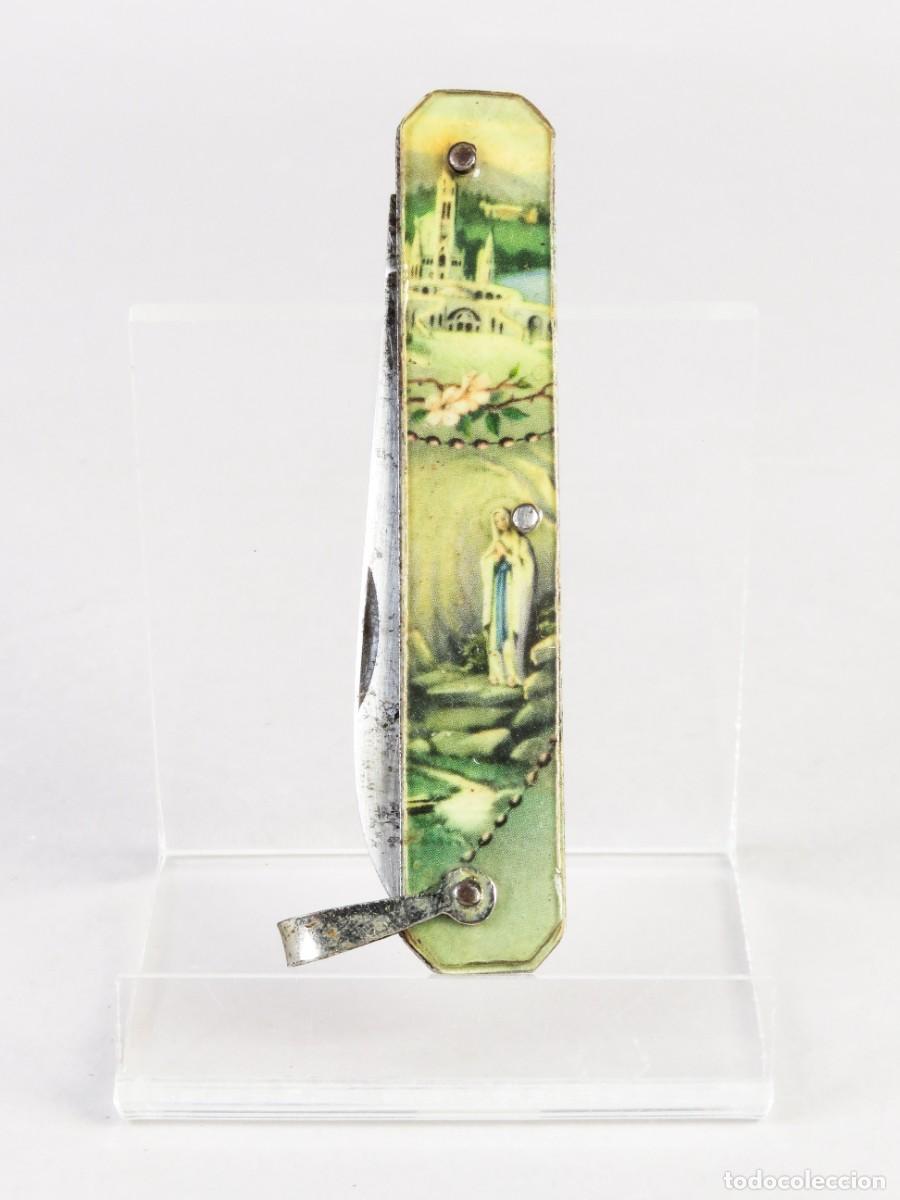 Militaria: Navaja de acero y cachas de celuloide recuerdo Virgen de Lourdes mediados del siglo XX