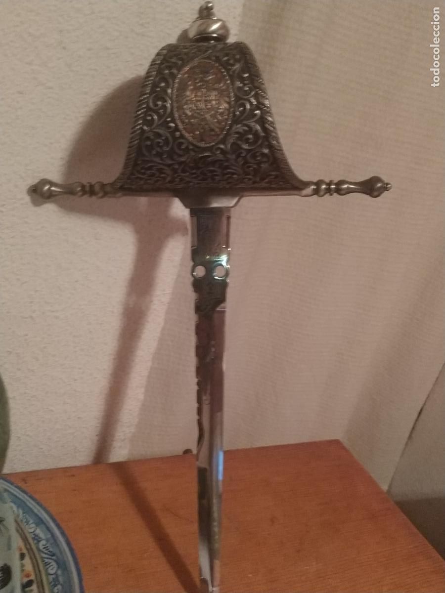 Military Antiques: Daga mano izquierda acero toledano decorada al acido y relievr &Aacute;guila bic&eacute;fala.