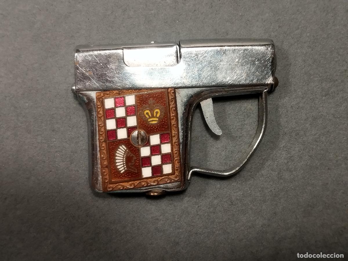 Militaria: FAC 80 MECHERO CORONA SIMULANDO PEQUE&Ntilde;A PISTOLA CON ESMALTADO EN LAS CACHAS. BUENA CALIDAD.
