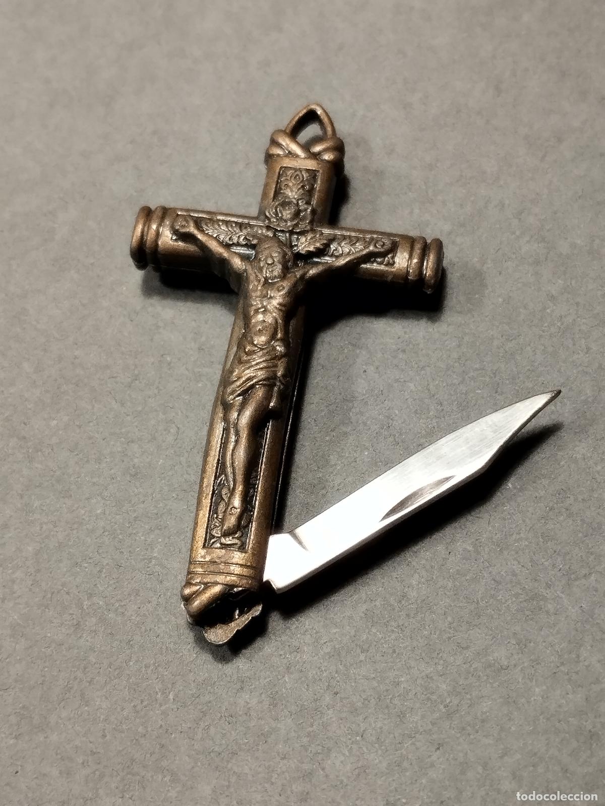 Militaria: FAC 11. PEQUE&Ntilde;A NAVAJA OCULTA EN CRUCIFIJO DE CUELLO CON HUECO PARA COLGAR EN CUELLO. BUENA CALIDAD.