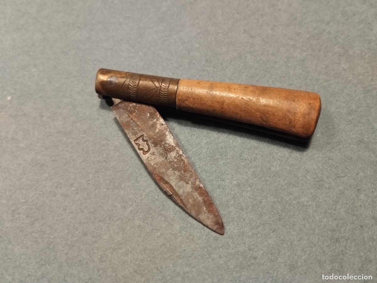 Militaria: FAC 15. ANTIGUA NAVAJA RUSTICA DE PEQU&Ntilde;AS DIMENSIONES. GRABADO EN LA HOJA UNA FIGURA. BUENA CALIDAD.