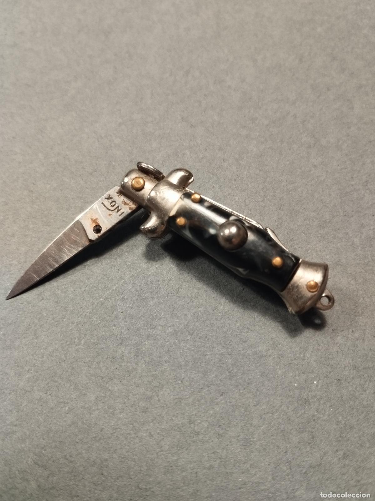 Militaria: FAC 14. MINI NAVAJA MUY DECORADA. CON AGUJERO PARA CADENA O CORDON. BUENA CALIDAD.