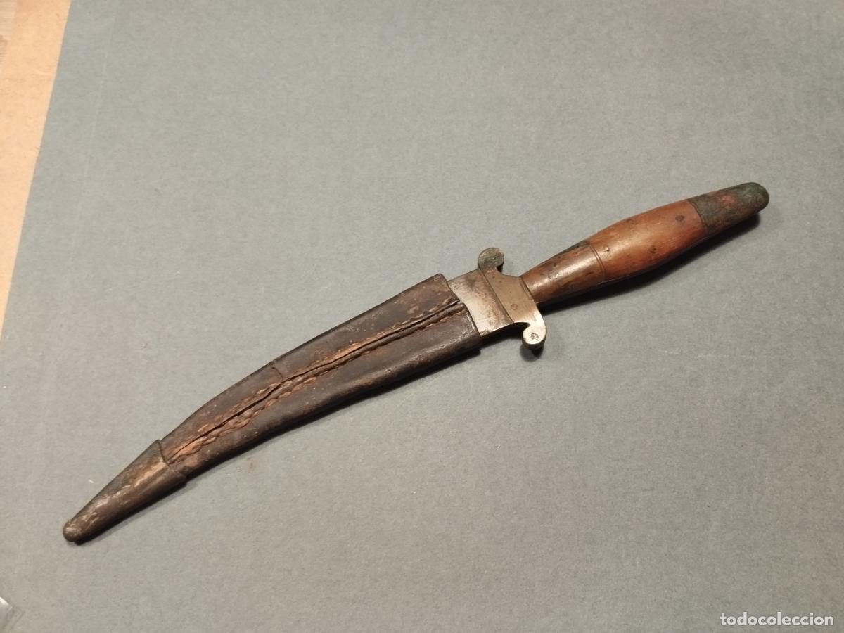Militaria: FAC 21. CUCHILLO SASTAGINO CON SU FUNDA ORIGINAL DE CUERO. BUEN ESTADO DE CONSERVACION