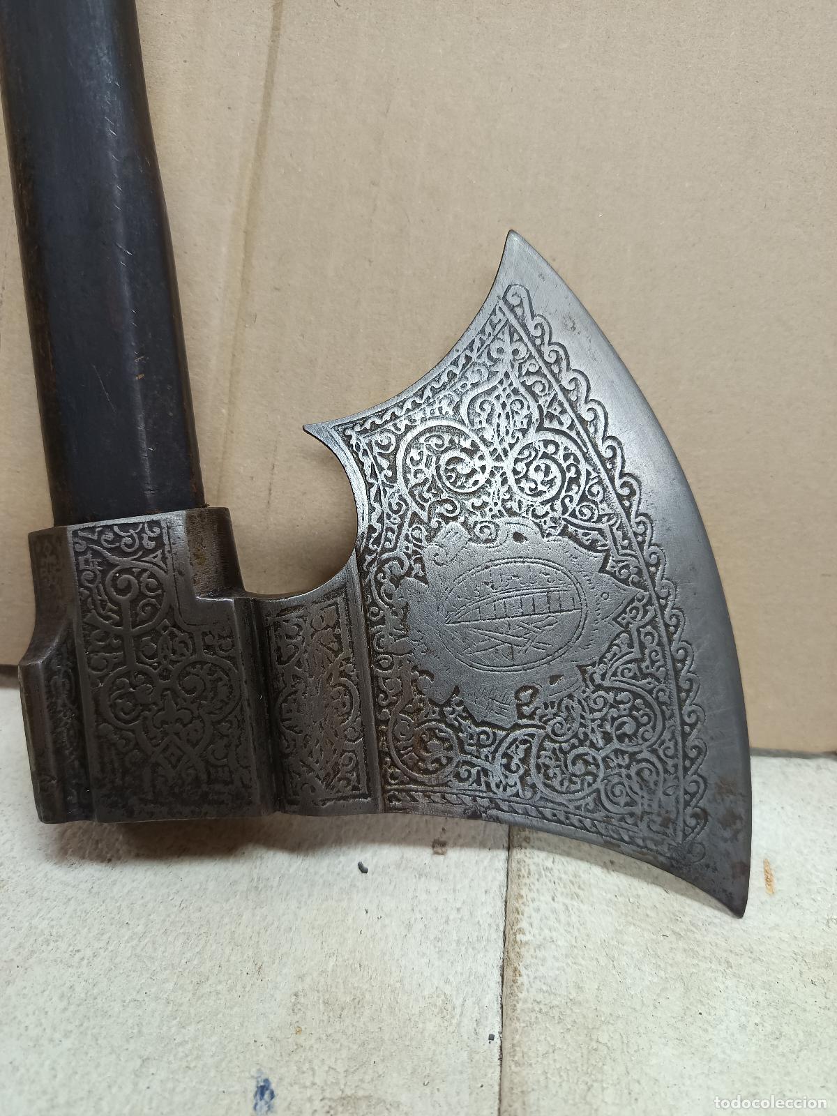 Militaria: HACHA DE MANO ORNAMENTADA, S. XIX, REPLICA DE UNA ALEMANA S. XVI QUE ESTA EN EL MUSEO DE DRESDE.