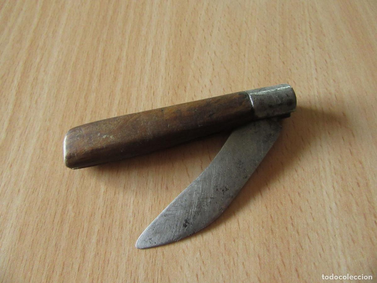 Militaria: Navaja popular con cahcas en madera de encina. Procedentes de la zona de &Aacute;vila-Salamanca