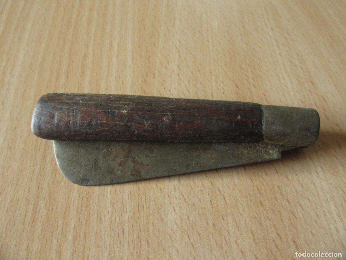 Militaria: Navaja popular con cahcas en madera de encina. Procedentes de la zona de &Aacute;vila-Salamanca