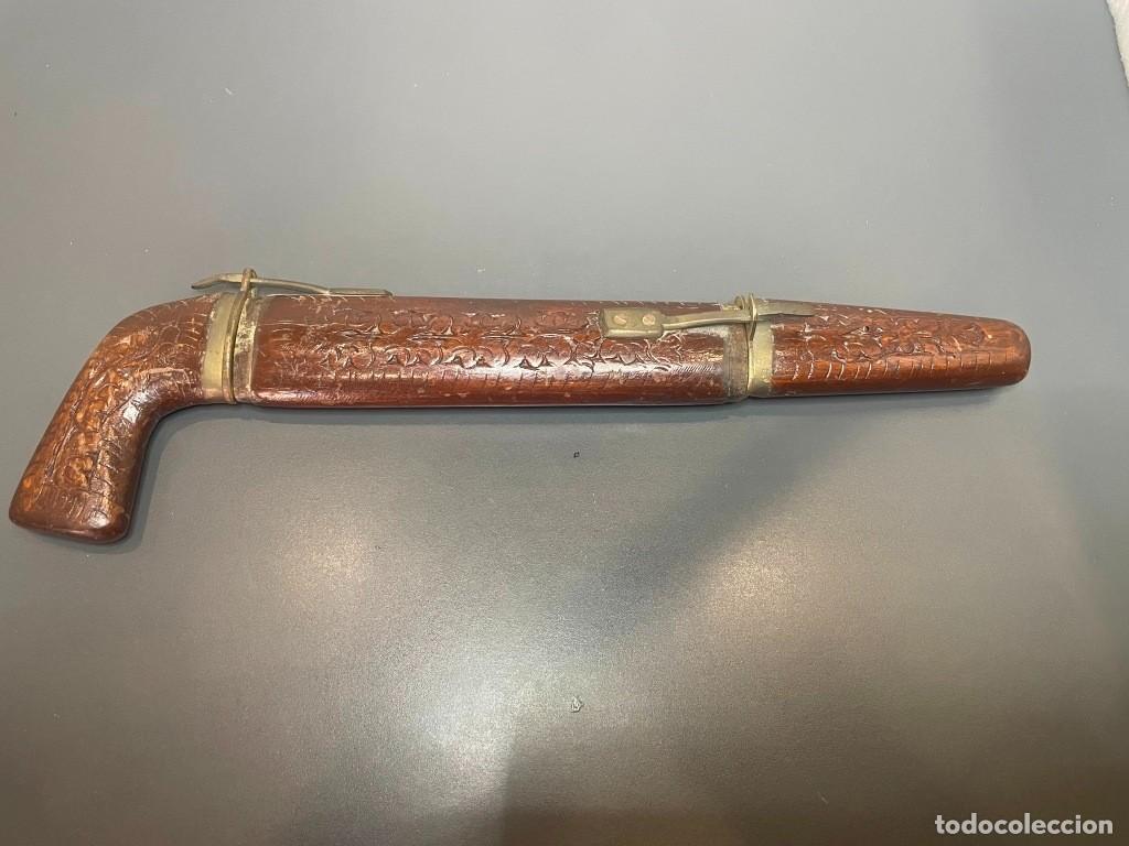 Militaria: Cuchillo y trinchador con funda y empu&ntilde;aduras de madera tallada - 35 cm - India